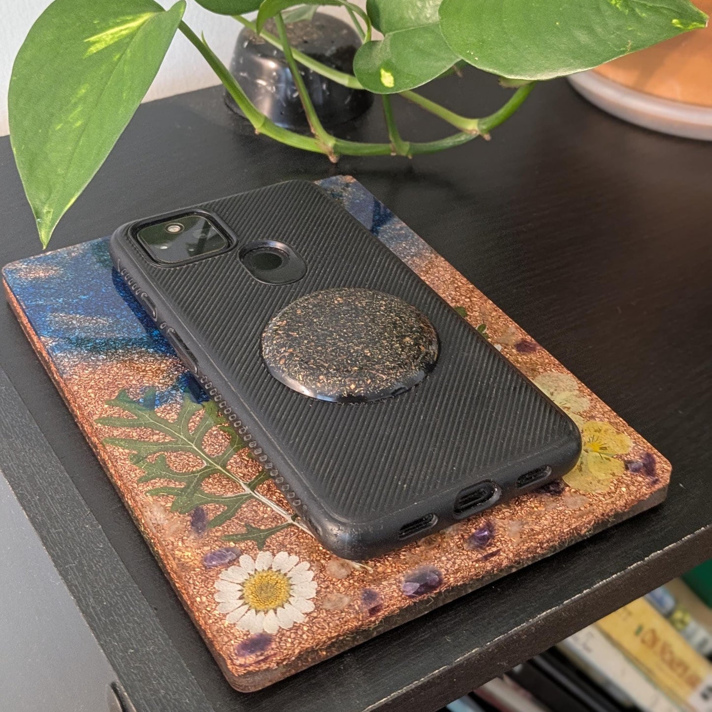 Orgonite Charging Plate with Amethyst, Citrine & Quartz – Handmade Resin Desk Tray for Phones, Electronics and Nightstand