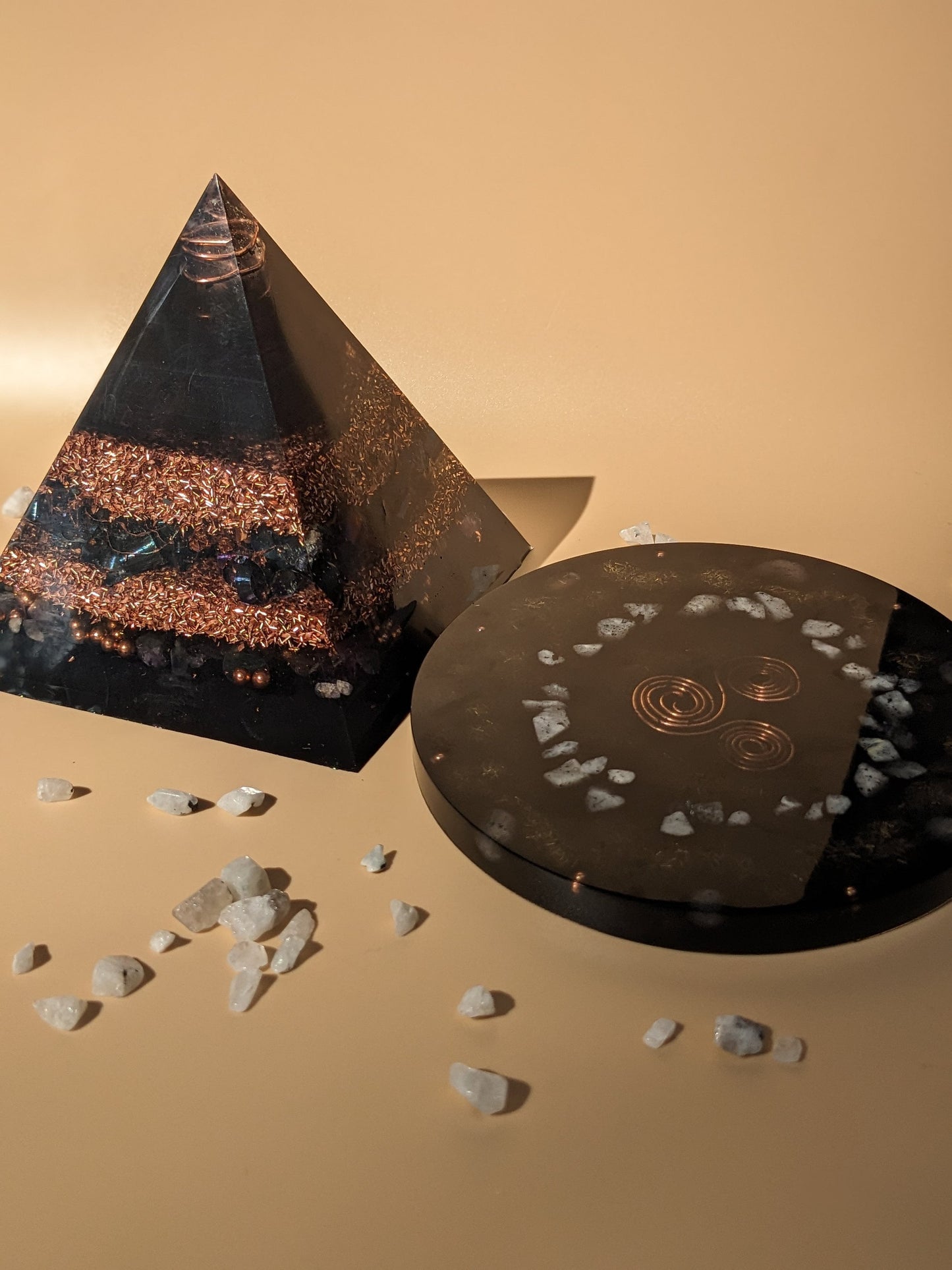 Orgone Pyramid and Orgonite Charging Plate For EMF and 5g Protection Energy Healing Crystal Shungite Pyramid for Meditation Gift for Healing