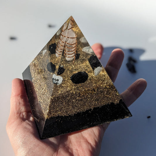Modern Orgonite Pyramid – Handmade Quartz, Copper & Resin Desk Decor – Small Crystal Pyramid for Home and Office