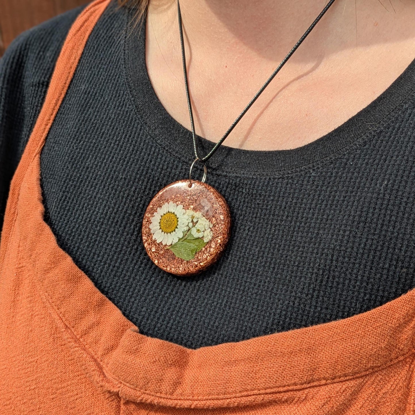 Dried Daisy Necklace - Pressed Flower Pendant - Handmade Resin orgonite Jewelry - Gift for Mom - Floral Keepsake Necklace - Mothers Day Gift