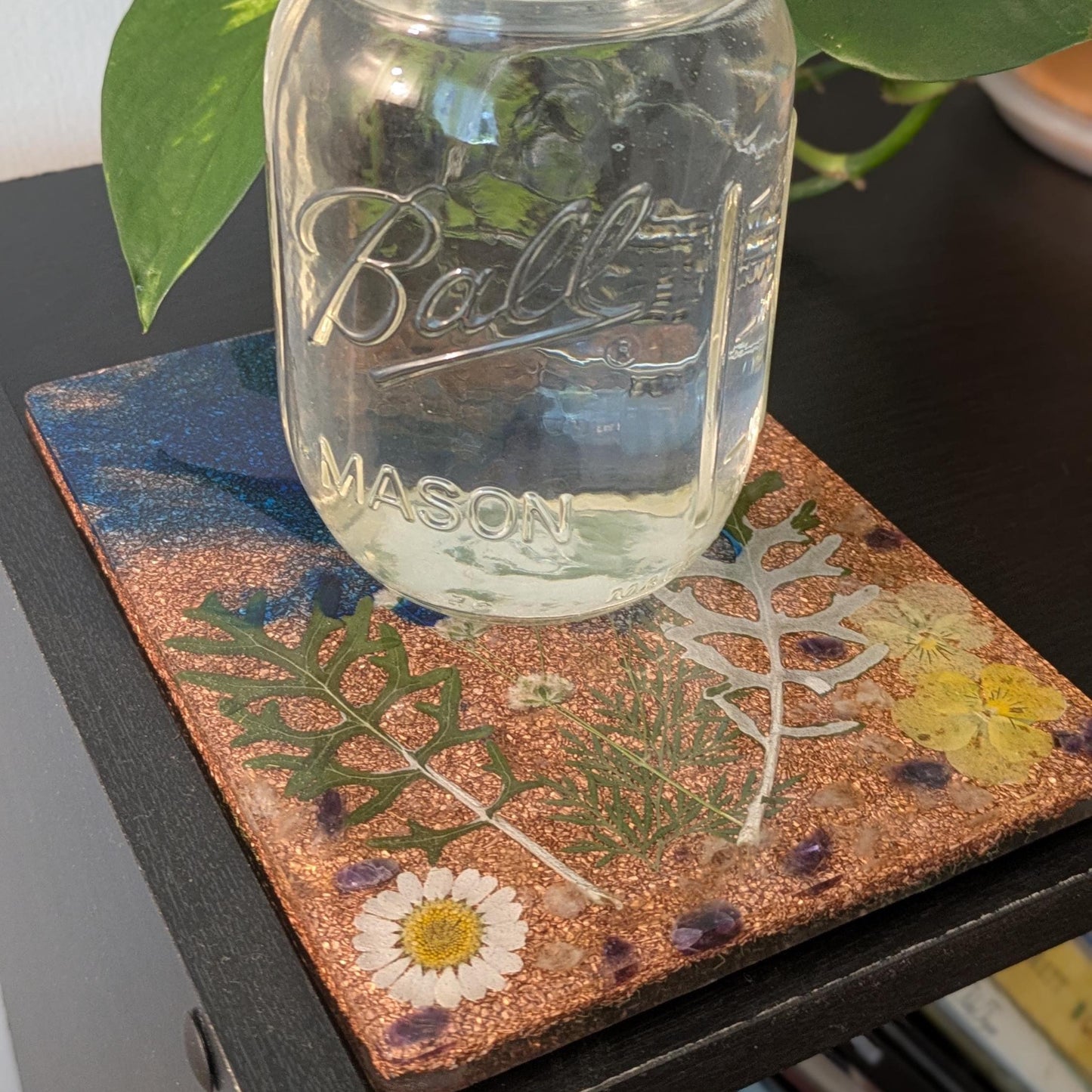 Orgonite Charging Plate with Amethyst, Citrine & Quartz – Handmade Resin Desk Tray for Phones, Electronics and Nightstand