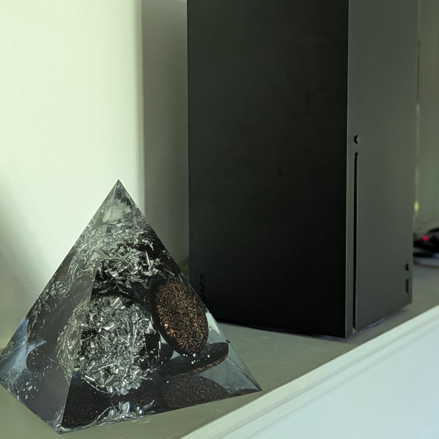 Large Orgonite Pyramid with Tower Busters & Pocket Discs – Handmade Resin Pyramid with Shungite, Quartz, Copper, Brass, Aluminum